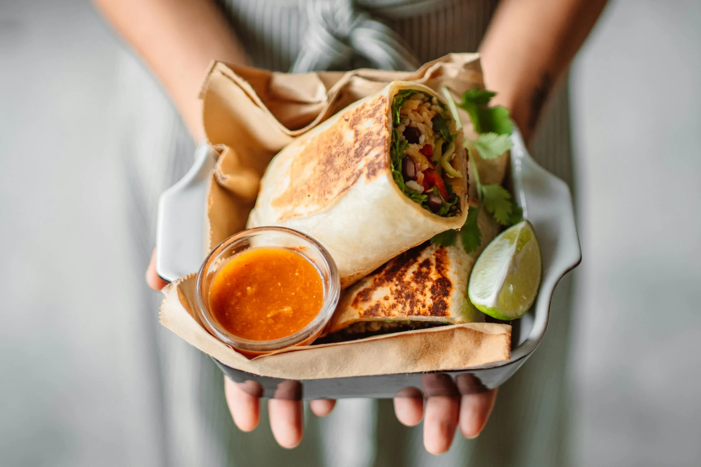 Un burritos mexicain à la sauce piquante