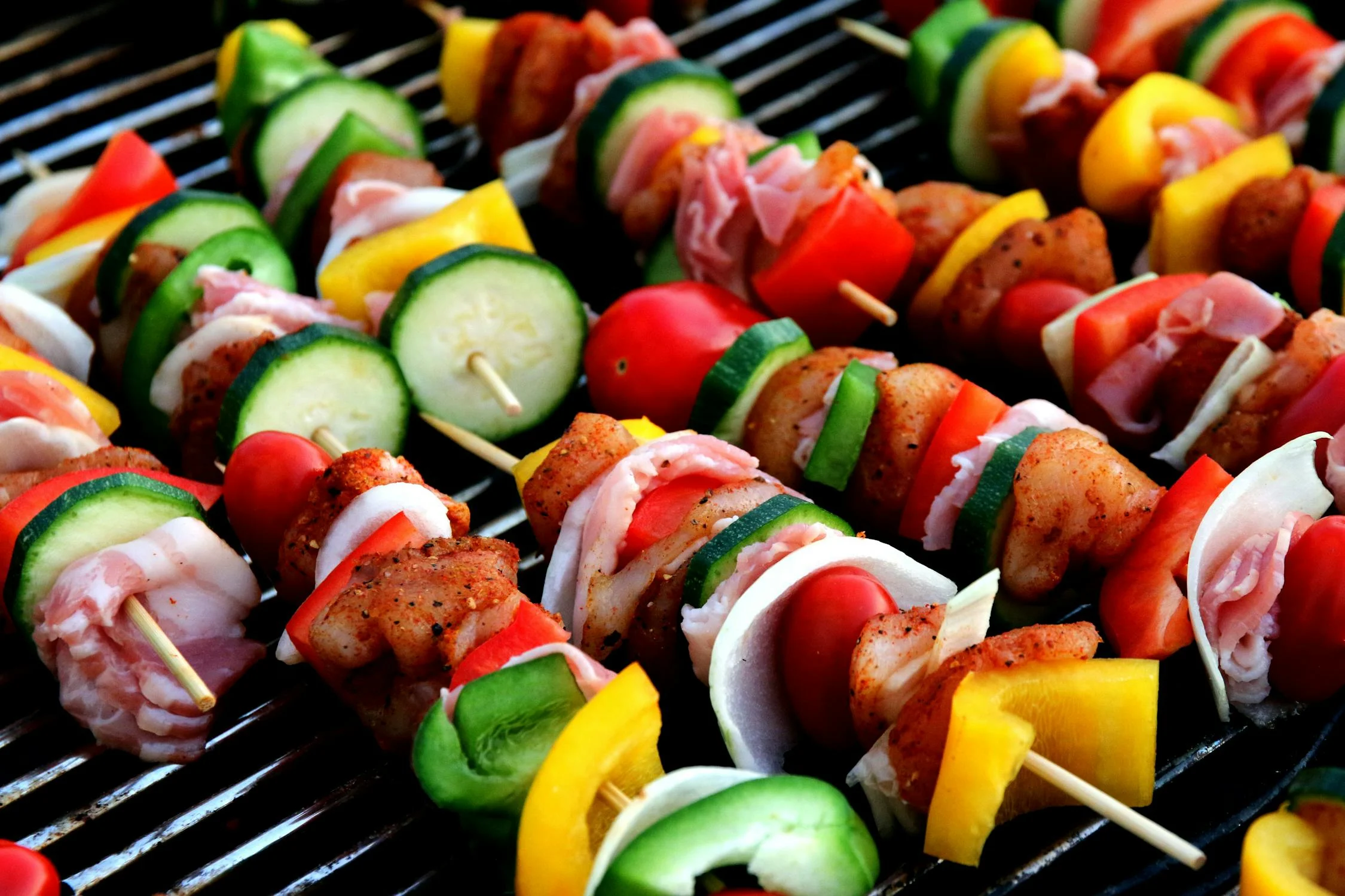 Poulet mariné en brochette