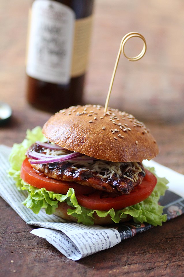 Burger au poulet mariné