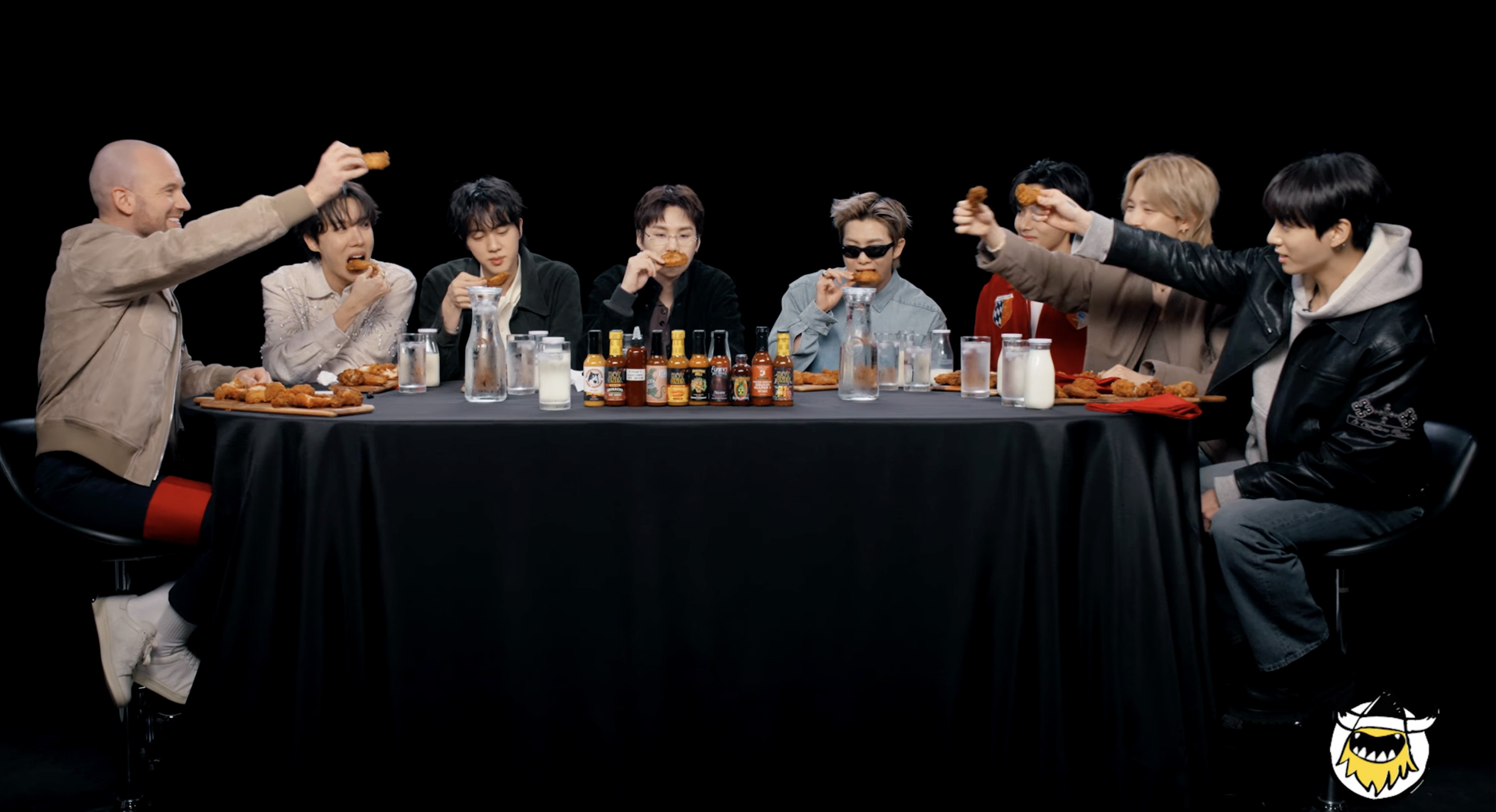 BTS qui goûte la sauce Sichuan dans Hot Ones