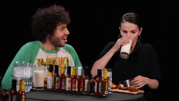 Selena Gomez est dans Hot Ones