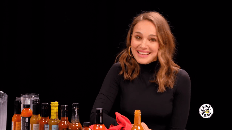 Nathalie Portman joue le jeu dans Hot Ones !