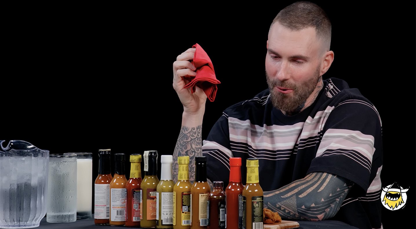 Adam Levine pleure dans Hot Ones saison 27