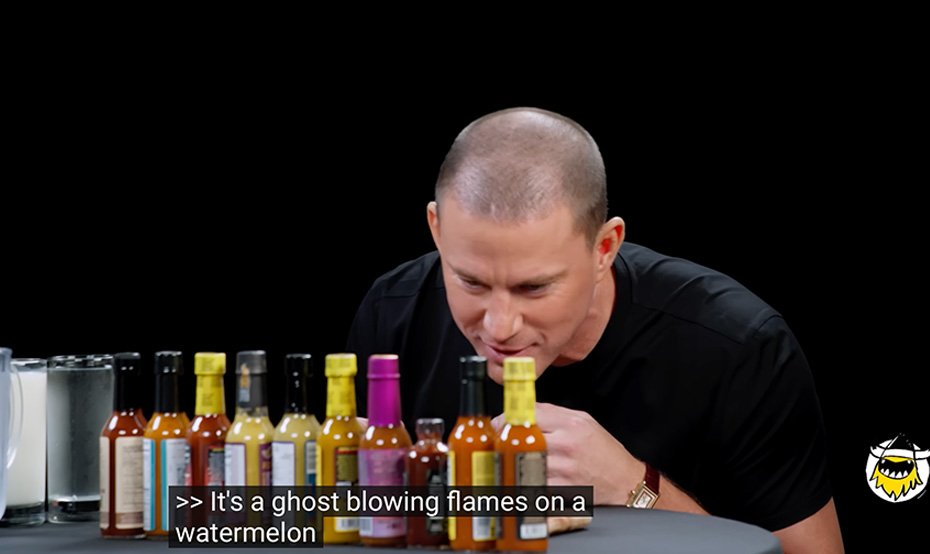 Chaning Tatum qui regarde la sauce POG Hawaian dans Hot Ones saison 28
