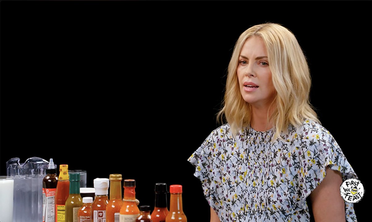 Charlize Theron dans Hot Ones saison 5