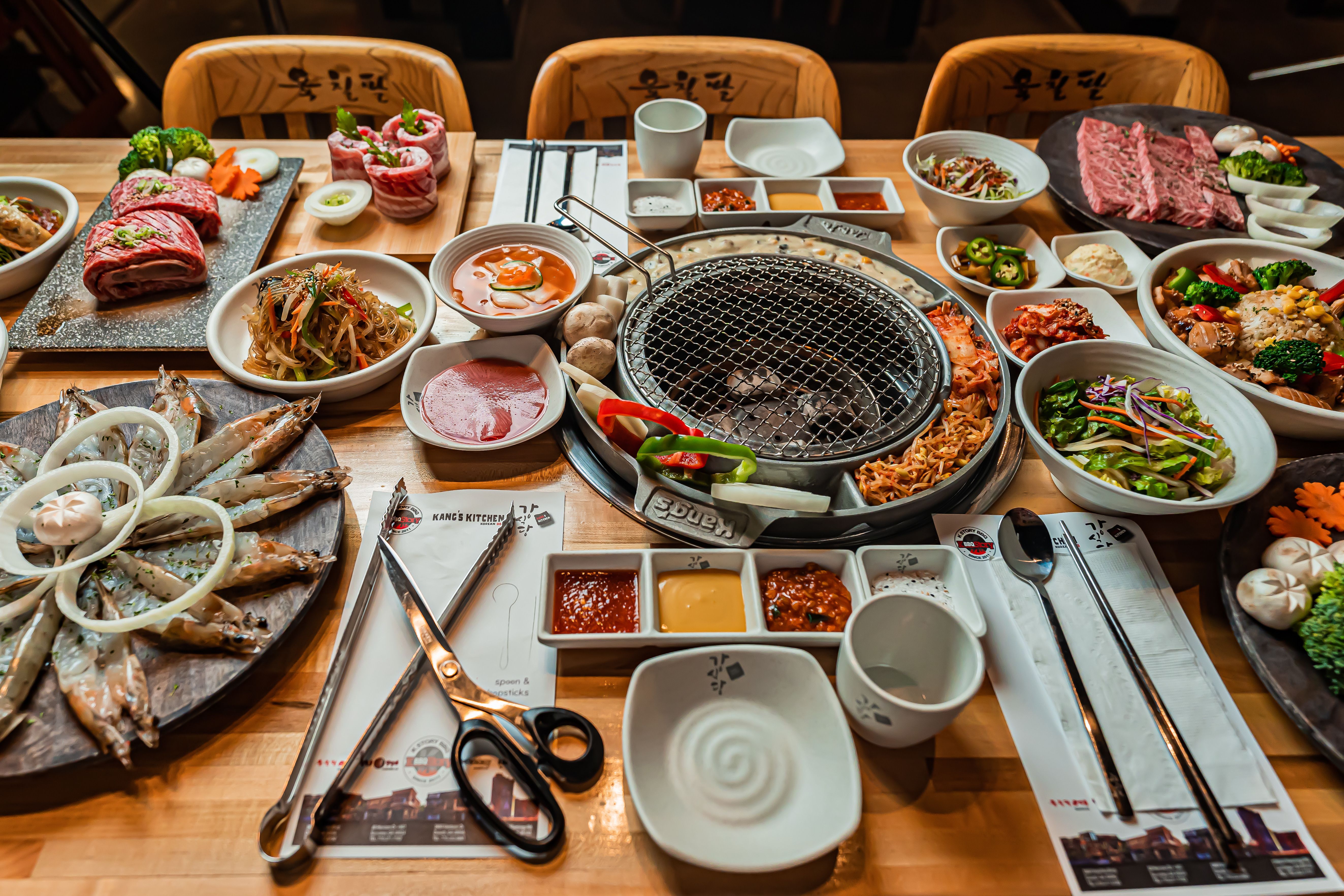 La cuisine coréenne est diverse et variée comprenant un large choix de banchan (petits assortiments de légumes assaisonnés ou fermentés servis avec les plats)