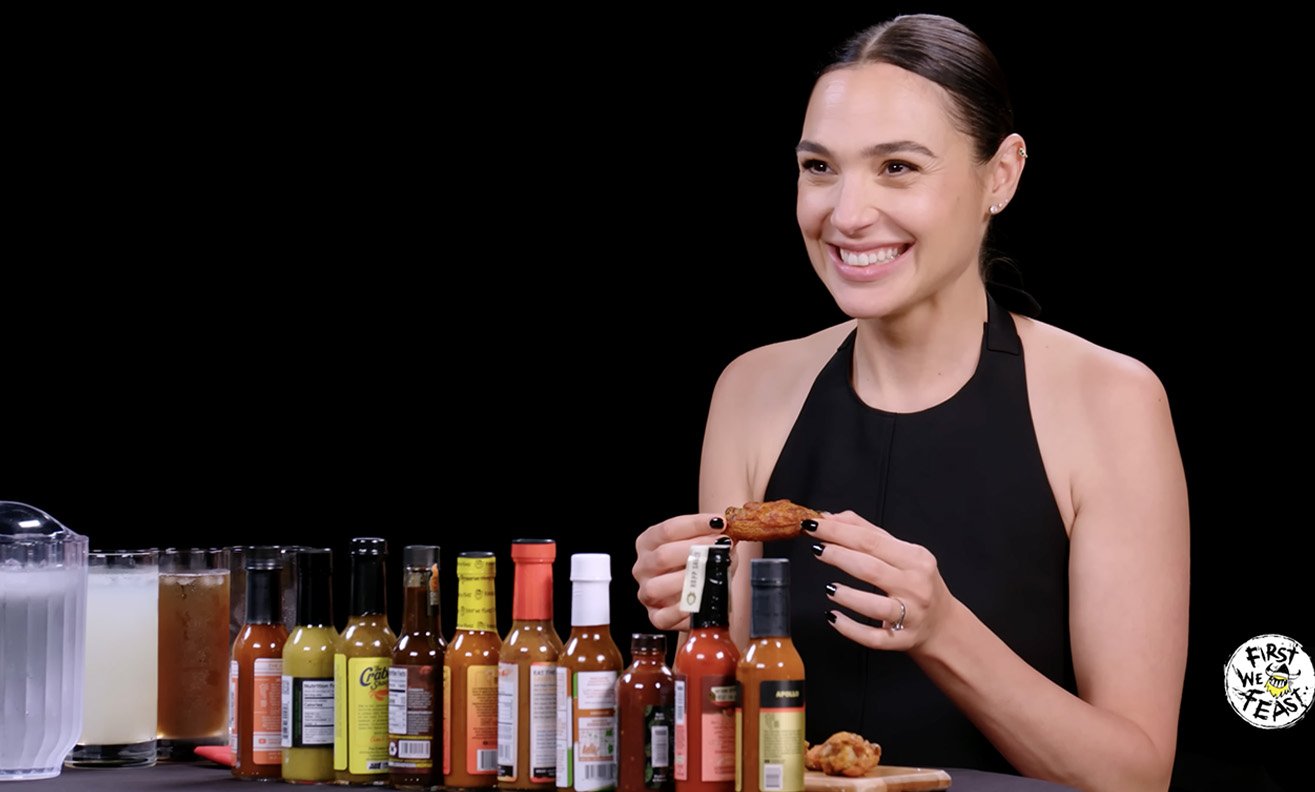 Gal Gadot déguste les sauces piquantes dans l'émission Hot Ones saison 21