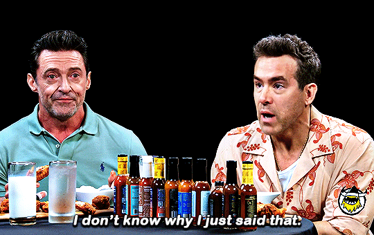 Ryan Reynolds et Hugh Jackman offrent un beau moment de divertissement pendant leur interview piquante Hot Ones !