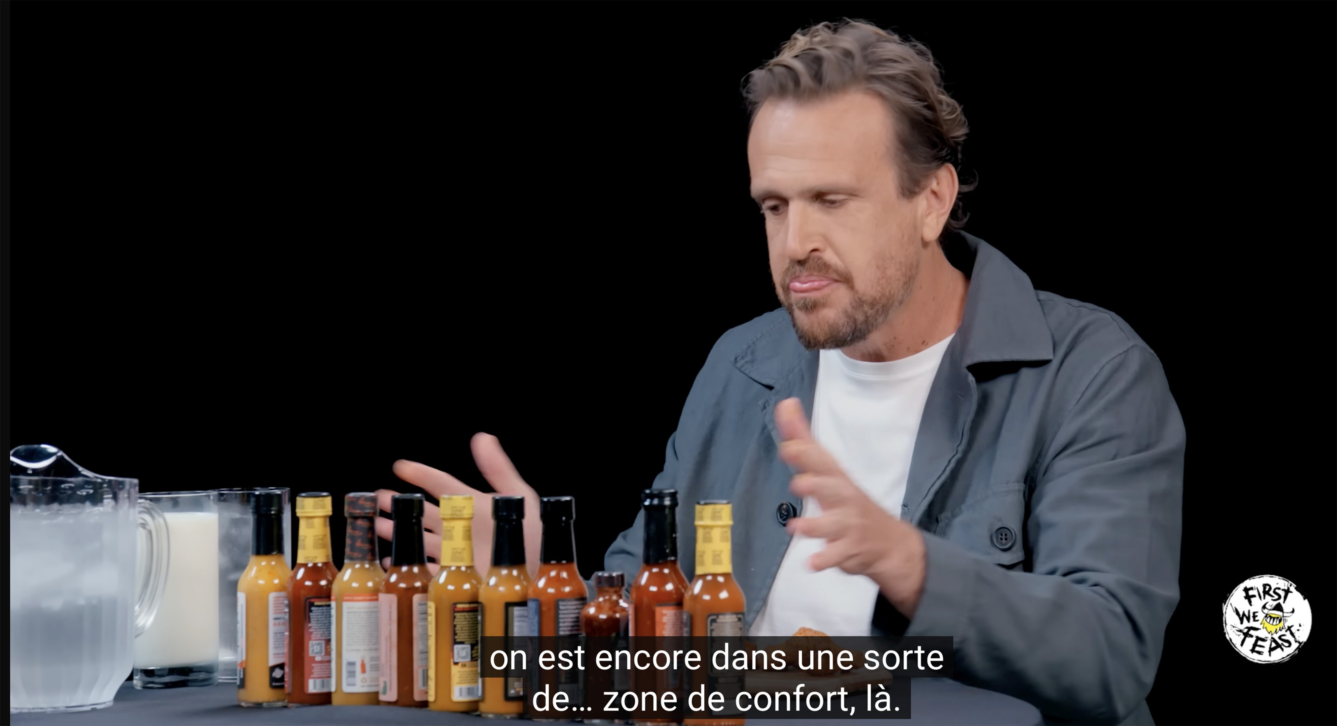 Jason Segel dans l'émission Hot Ones saison 29