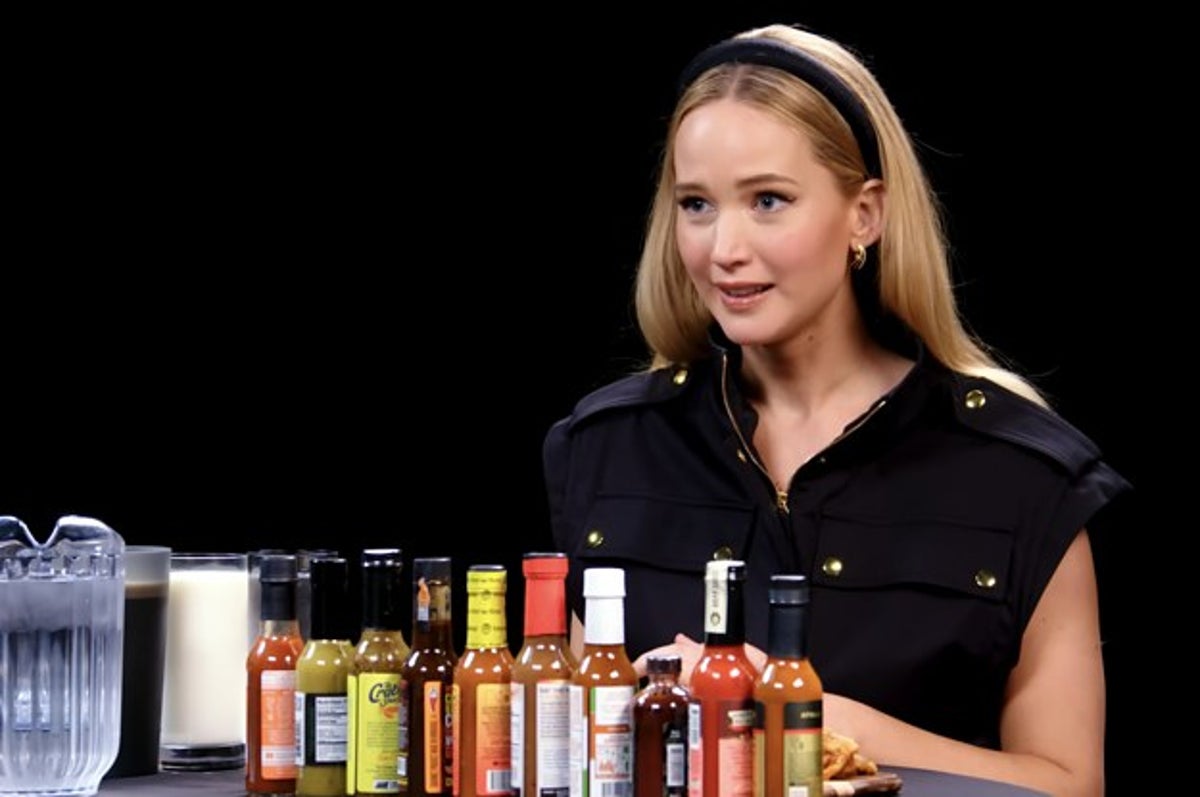 Jennifer Lawrence est dans tous ces états lorsqu'elle mange de la sauce piquante !