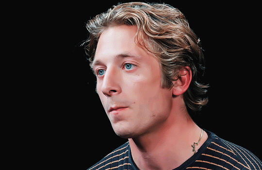 Jeremy Allen a passé un bon moment gustatif dans l'émission Hot Ones