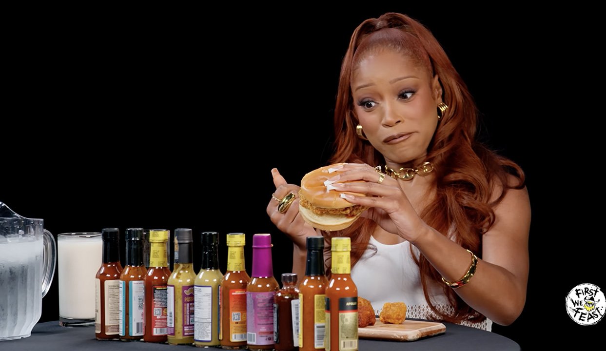 Keke Palmer a mangé des burgers Hot Ones sur le plateau de l'émission
