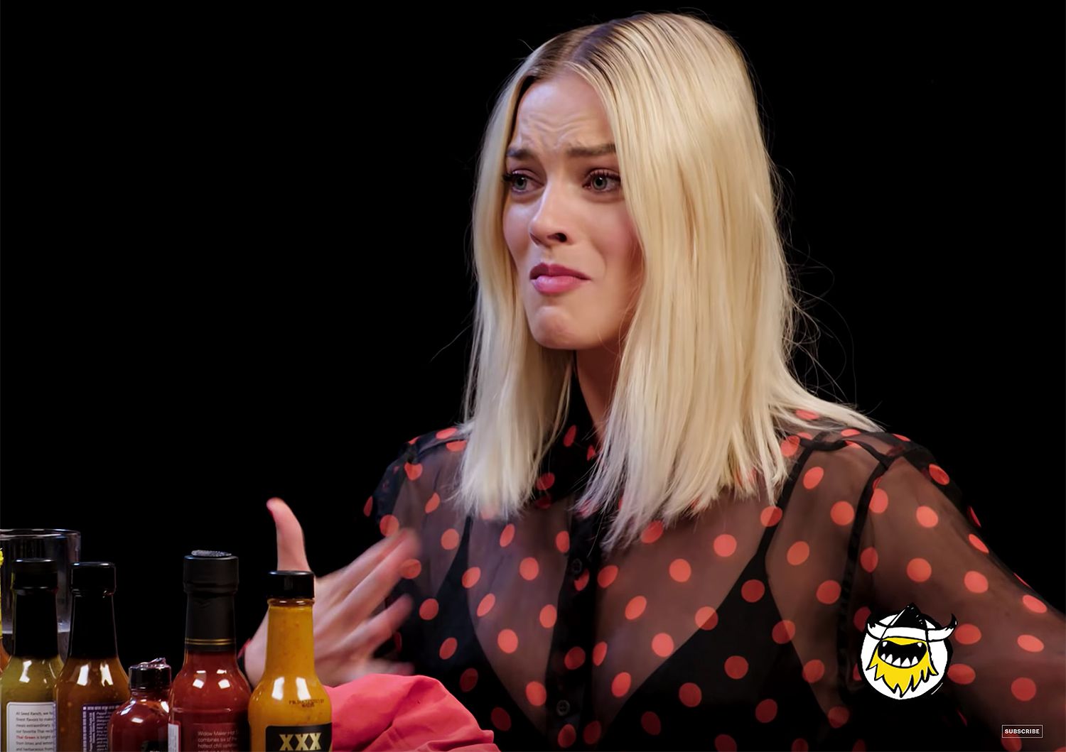 Margot Robbie a chaud dans Hot Ones !