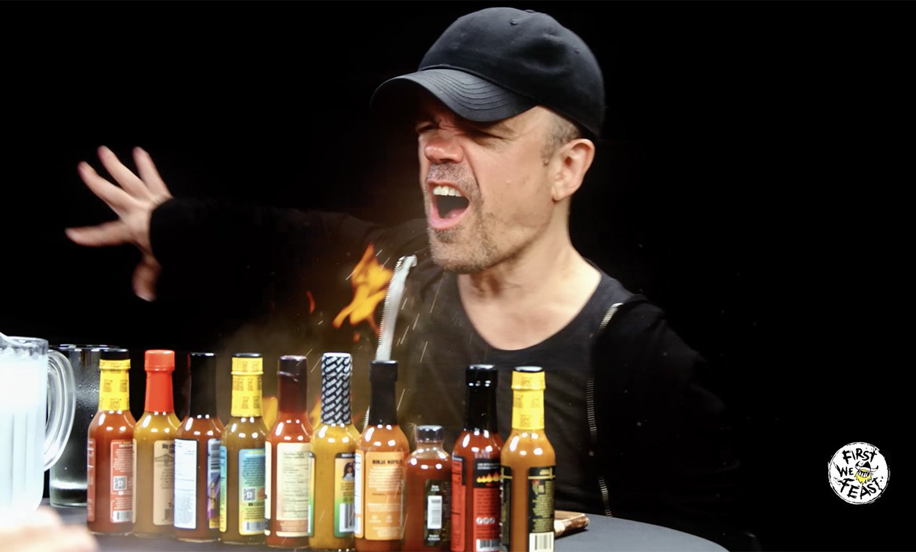 Peter Dinklage crache des flammes dans Hot Ones saison 25 !