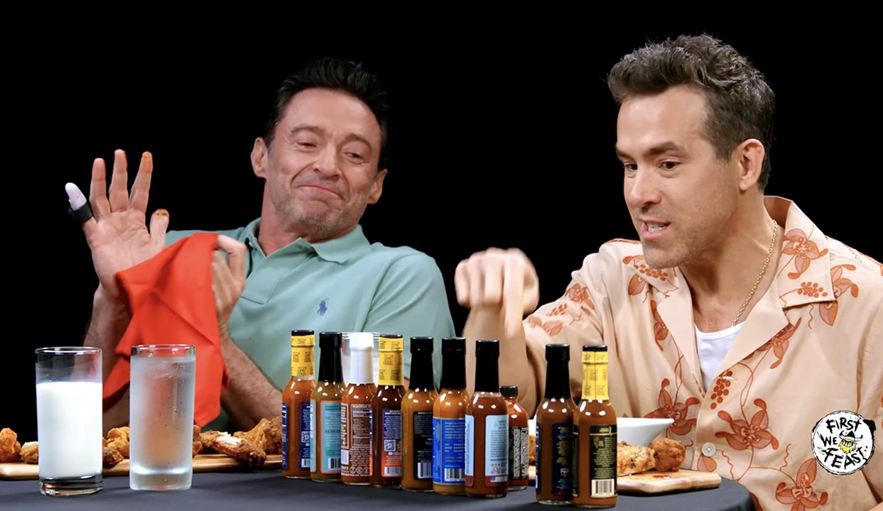 Ryan Reynolds et Hugh Jackman se défoulent dans Hot Ones saison 24 !