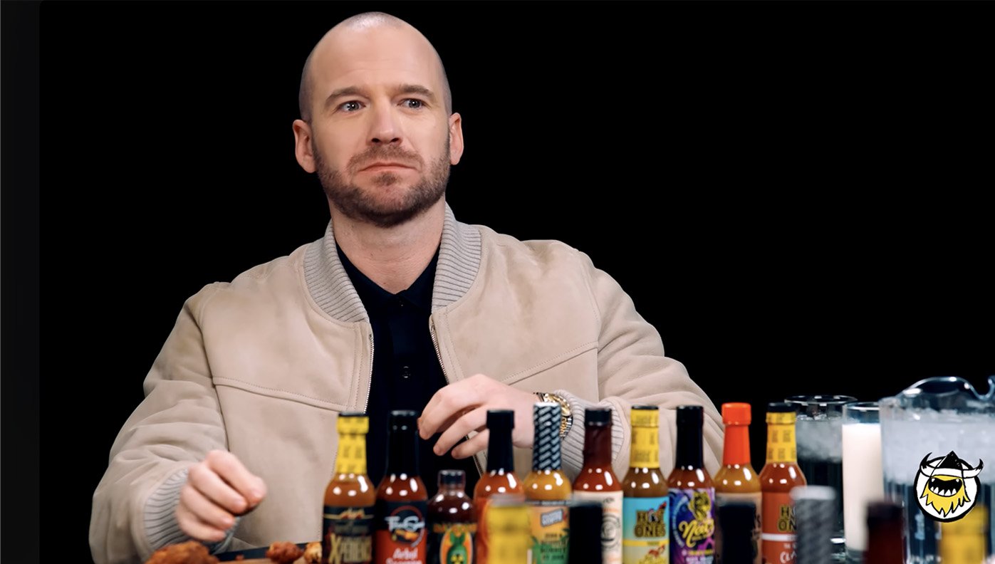 Sean Evans le présentateur d'Hot Ones goûte toutes les sauces en même que ses invités, un grand respect à lui !